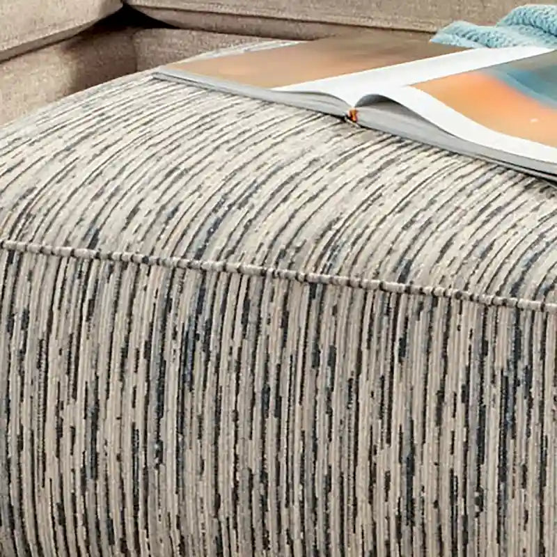 Pouf ottoman de cocktail rembourré en chenille ivoire de la collection Caledonia par Furniture of America