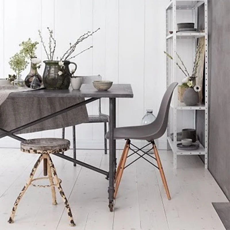 Lot de 2 chaises Eiffel design en plastique Pieds en bois massif Rétro Coque moulée Hôtel Dowel Pour cuisine chambre bureau
