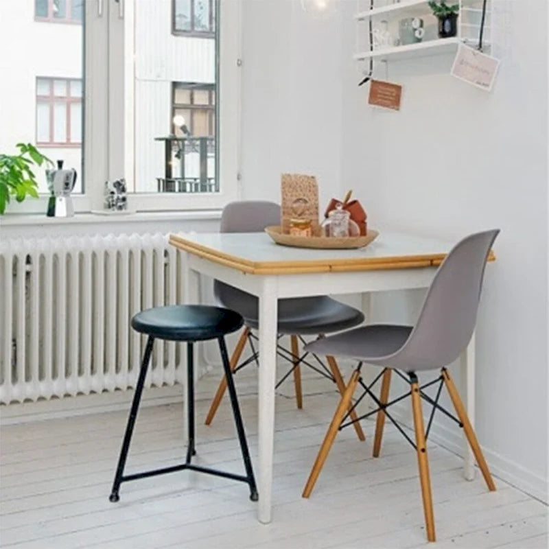 Lot de 2 chaises Eiffel design en plastique Pieds en bois massif Rétro Coque moulée Hôtel Dowel Pour cuisine chambre bureau