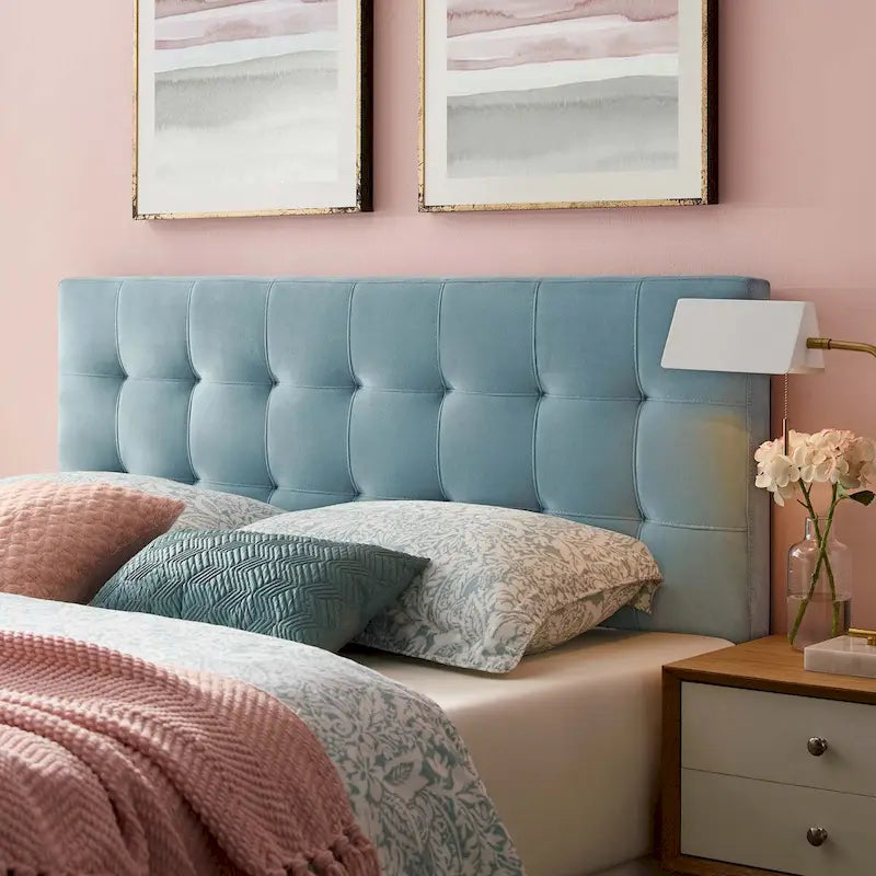 Tête de lit capitonnée en velours Carson Carrington Labbgard Grand lit (Queen-size) couleur biscuit
