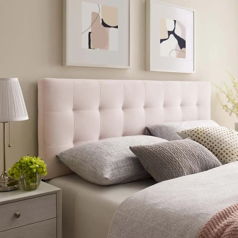 Tête de lit capitonnée en velours Carson Carrington Labbgard Grand lit (Queen-size) couleur biscuit