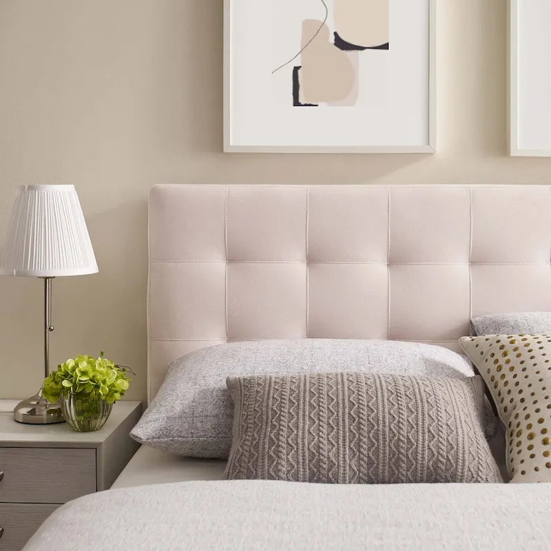 Tête de lit capitonnée en velours Carson Carrington Labbgard Grand lit (Queen-size) couleur biscuit