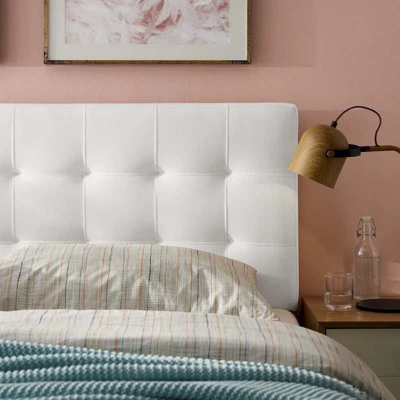 Tête de lit capitonnée en velours Carson Carrington Labbgard Grand lit (Queen-size) couleur biscuit
