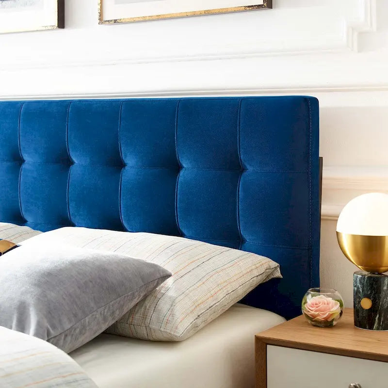 Tête de lit capitonnée en velours Carson Carrington Labbgard Grand lit (Queen-size) couleur biscuit