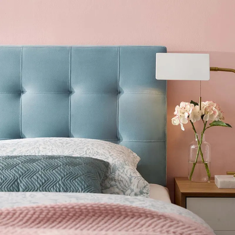 Tête de lit capitonnée en velours Carson Carrington Labbgard Grand lit (Queen-size) couleur biscuit