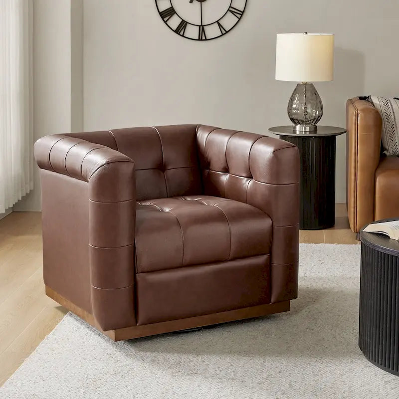 Fauteuil club pivotant touffeté en cuir véritable de milieu de siècle Jeremias avec tablier en bois par HULALA HOME