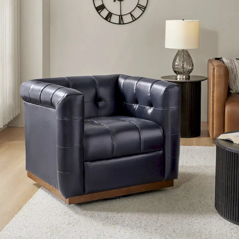 Fauteuil club pivotant touffeté en cuir véritable de milieu de siècle Jeremias avec tablier en bois par HULALA HOME